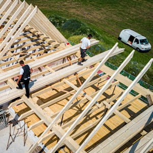 Knappes Gut: Auch Holz fürs Dach wird immer wertvoller – und der Hausbau damit teurer.