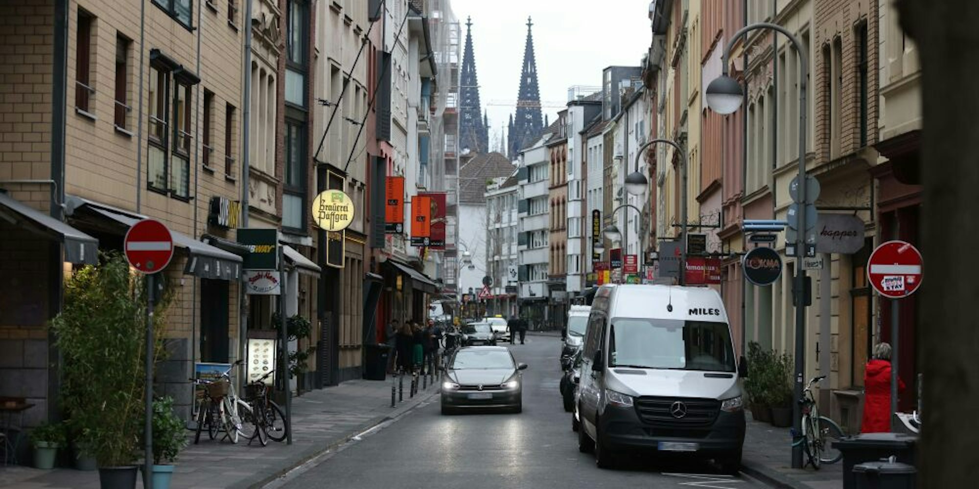 Dieser Teil der Friesenstraße soll Fußgängerzone werden, künftig ist dort nur noch Lieferverkehr am Morgen erlaubt.
