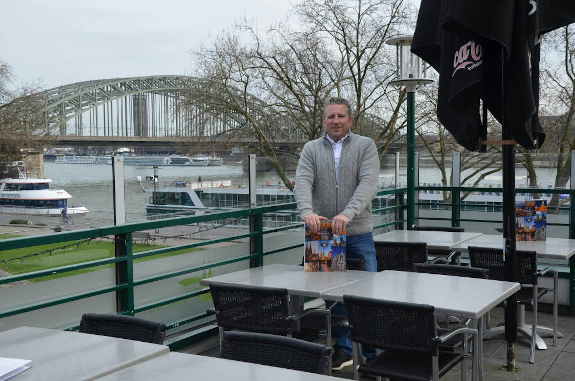 Inhaber Frank Martin ist besonders stolz auf die Terrasse, von der aus man einen wunderbaren Blick auf den Rhein genießt.