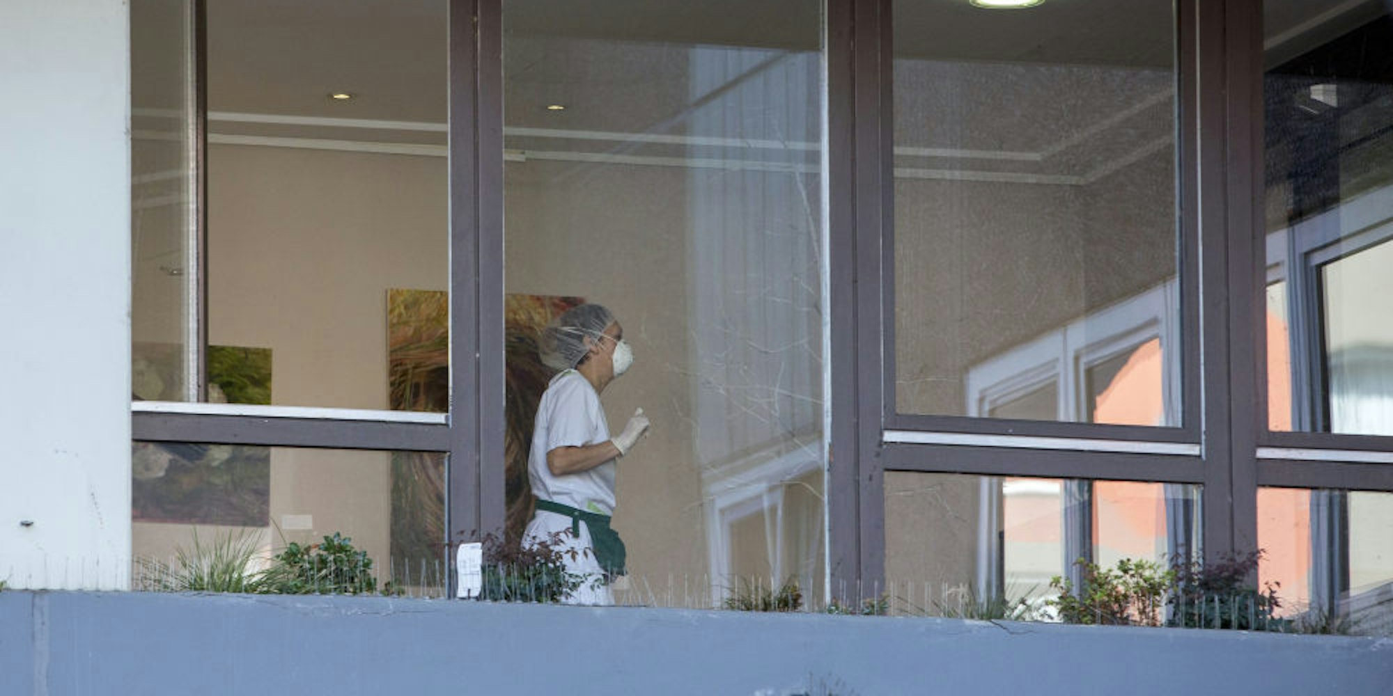 Eine Mitarbeiterin der Senioreneinrichtung in Rodenkirchen am Mittwoch. 15 Pflegekräfte sind infiziert, elf befinden sich in häuslicher Quarantäne.