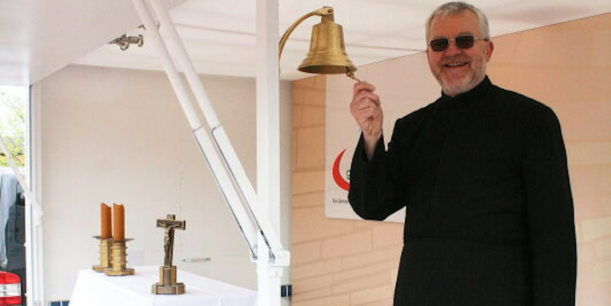 In einem ehemaligen Verkaufsanhänger ist Pfarrer Wieslaw Kaczor zu mobilen Gottesdiensten unterwegs.
