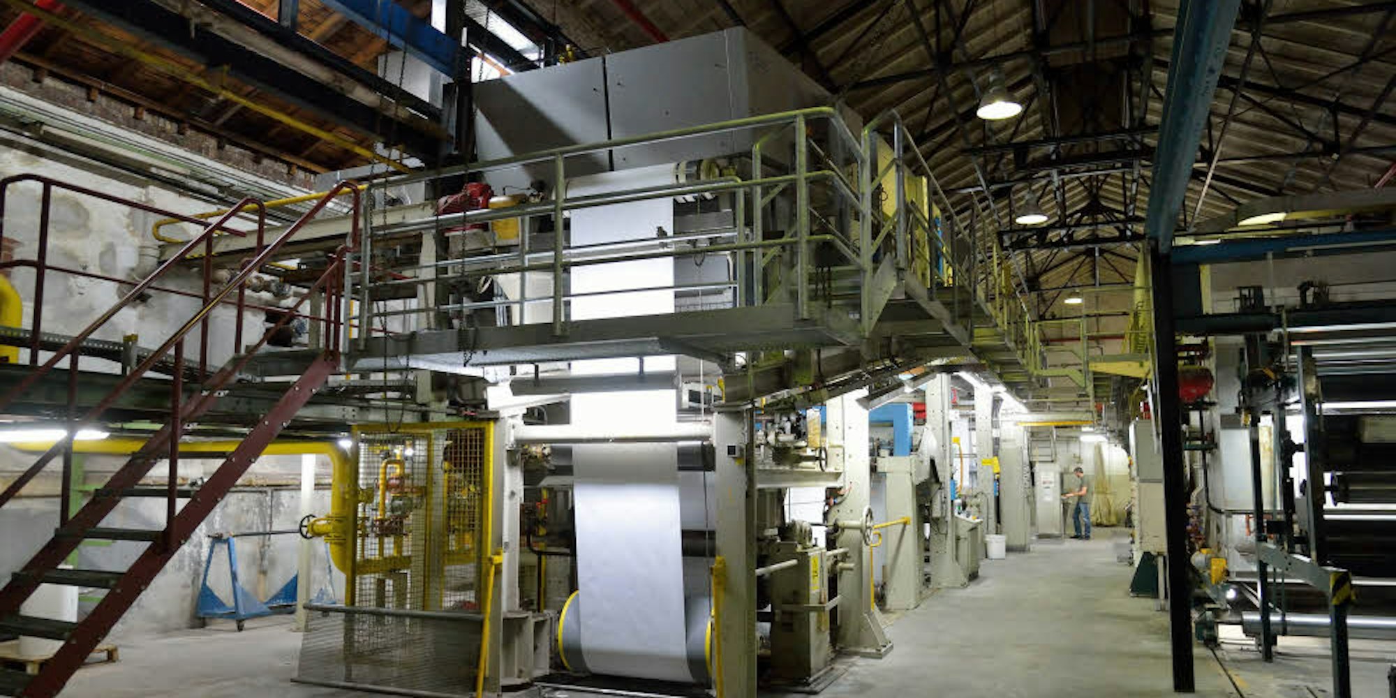 An dieser Maschine bei Zanders werden neue Papiersorten entwickelt und ausprobiert.