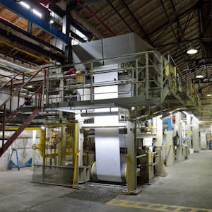 An dieser Maschine bei Zanders werden neue Papiersorten entwickelt und ausprobiert.