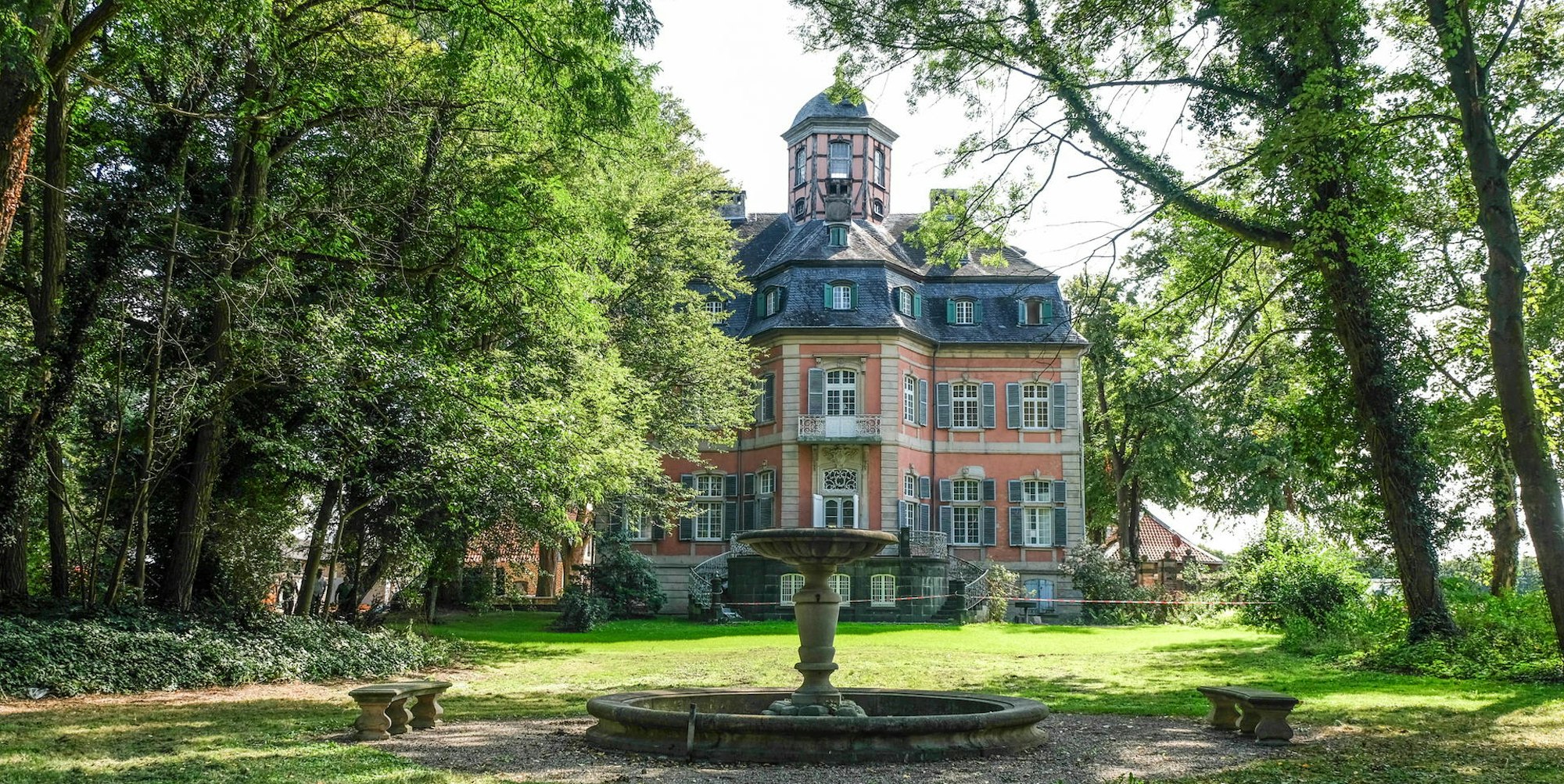 Fürstliches Ambiente: Der Park von Schloss Arff bietet einen außergewöhnlichen Rahmen für Hochzeiten und andere Feste.