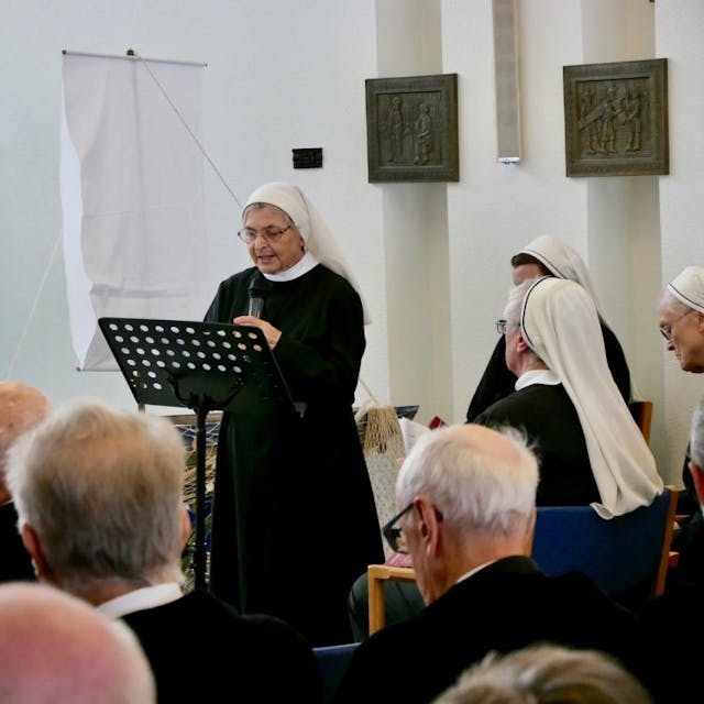 Schwester Josefa Gruber beim Pontifikalamt in der Elisabeth-Kapelle.