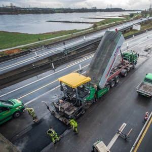 Die Zufahrt im Autobahnkreuz Leverkusen-West: Hier wird in dieser Woche der Bau eines Regenrückhaltebeckens für die neue Rheinbrücke vorbereitet, der im Januar beginnt.