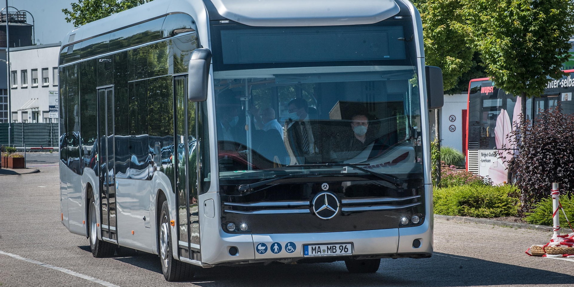 Knapp 650 000 Euro kostet ein neuer E-Bus des Modells eCitaro von Mercedes-Benz, die künftig unterwegs sein sollen.