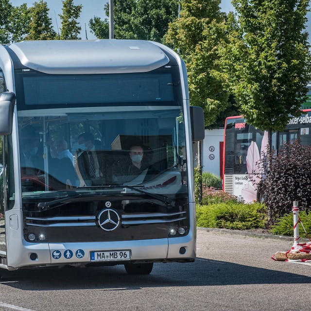 Knapp 650 000 Euro kostet ein neuer E-Bus des Modells eCitaro von Mercedes-Benz, die künftig unterwegs sein sollen.