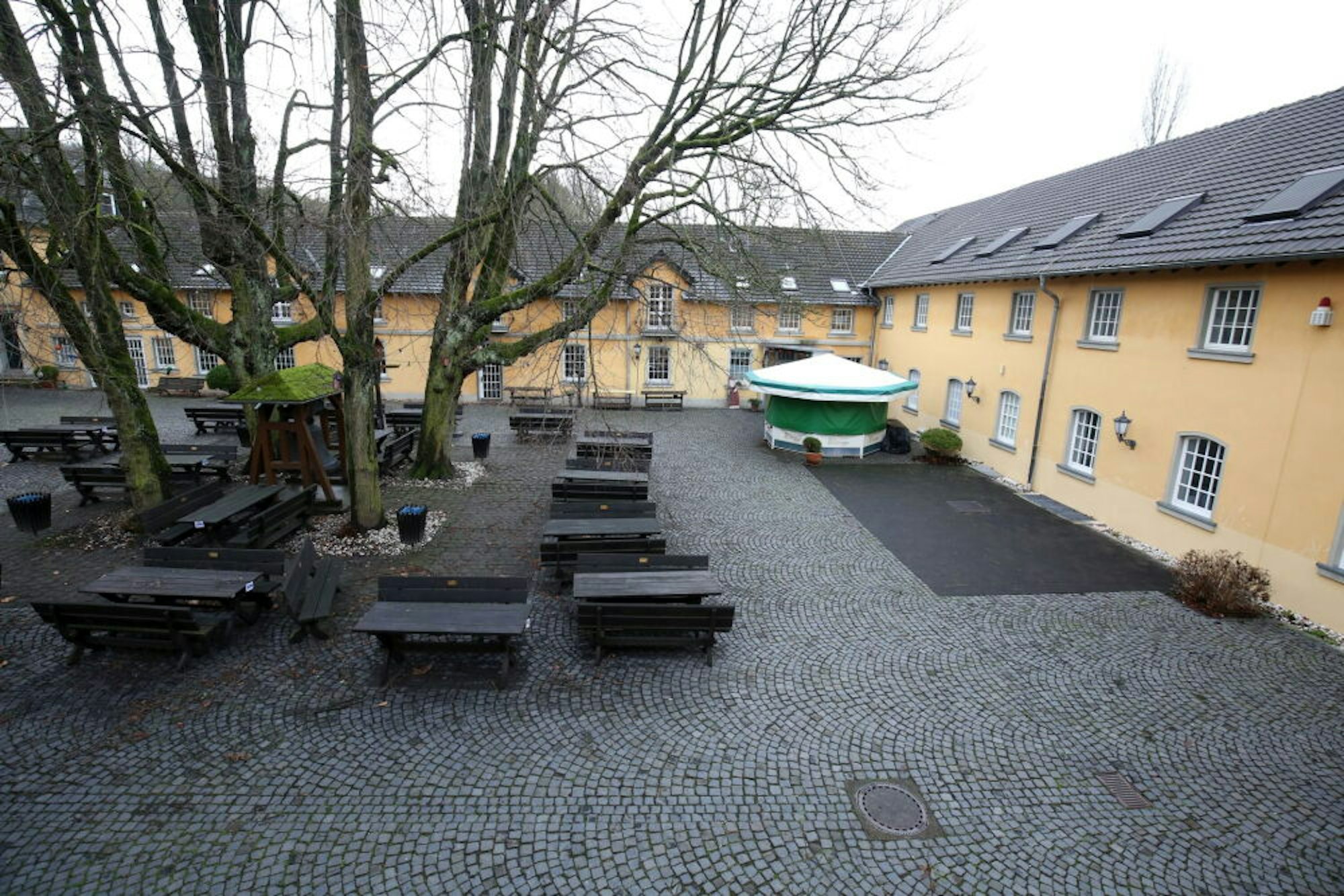 Blick in den Innenhof von Haus Schlesien, in das der gleichnamige Trägerverein im Laufe von Jahrzehnten viel Geld investiert hat.