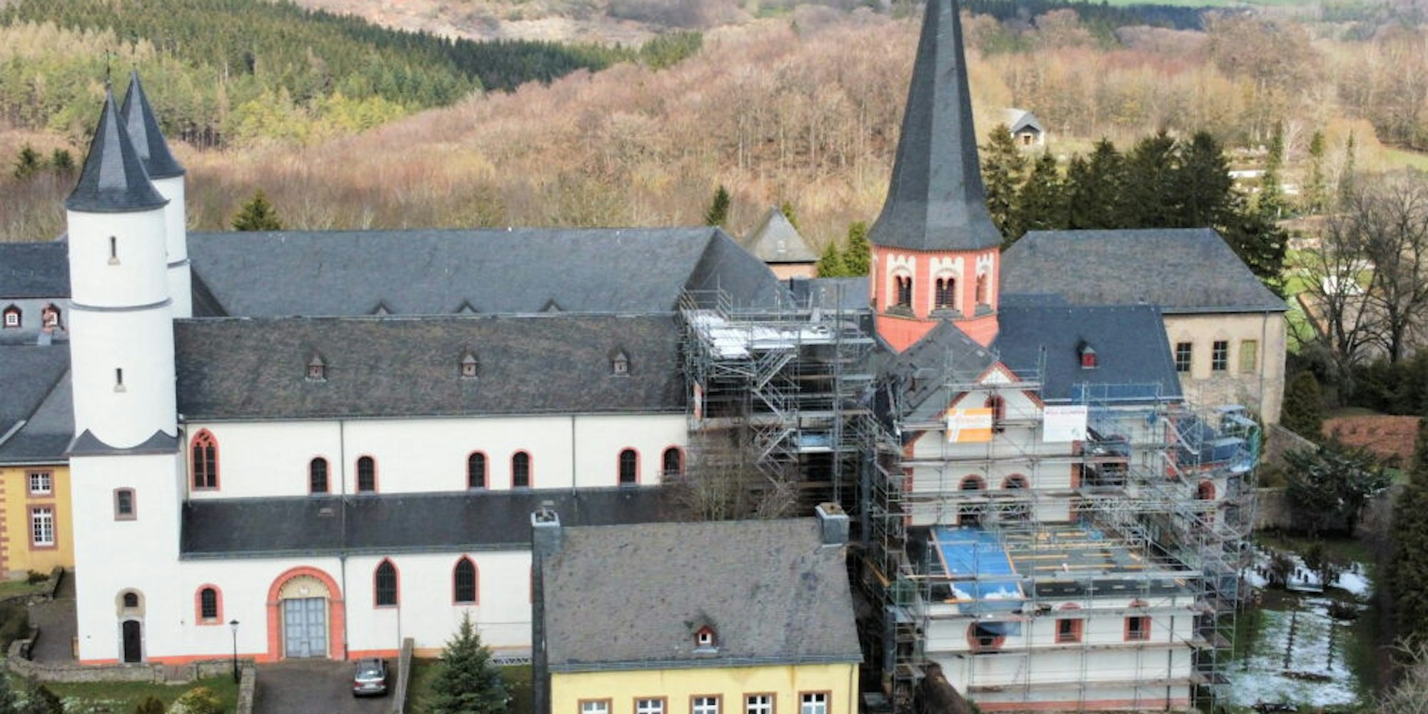 Die Basilika ist teils eingerüstet. Die letzten Dacharbeiten an der Kirche sollen bis zum Jahresende abgeschlossen sein.