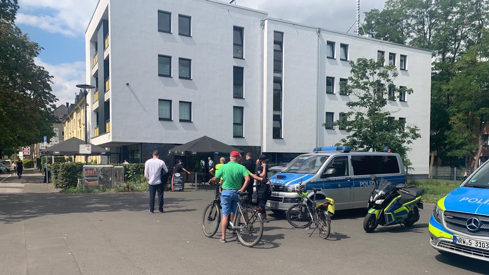 Polizei steht im August 2020 vor dem Restaurant „Königreich Deutschland“ in Köln-Holweide.
