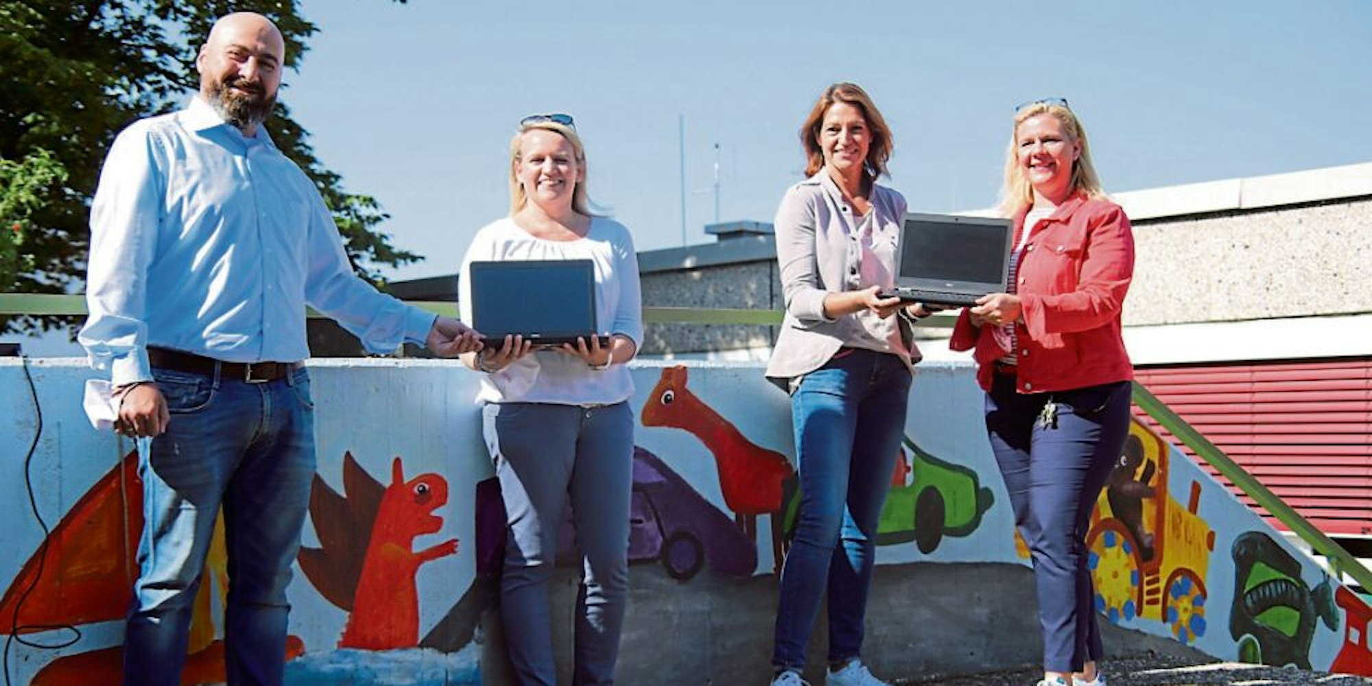 Bei der Übergabe der 20 Business-Laptops: Thorsten Bastian von der Telekom mit Monic Beck, Stephanie Pfeifer und Bettina Urban.