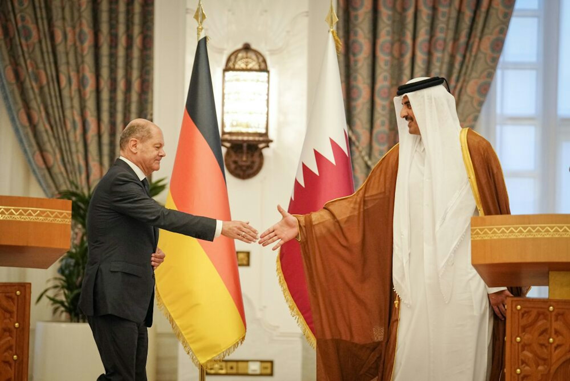 Der Kanzler reicht dem Emir von Katar, Tamin bin Hamad al Thani, die Hand.