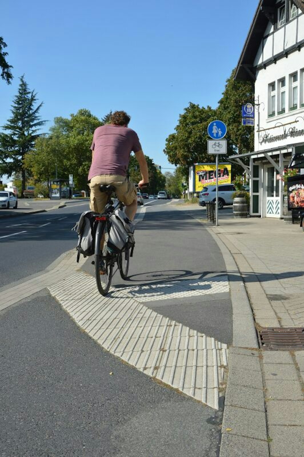 Beispiele an der Bensberger Straße für eigenwillig aufgebrachte Blindenkacheln.