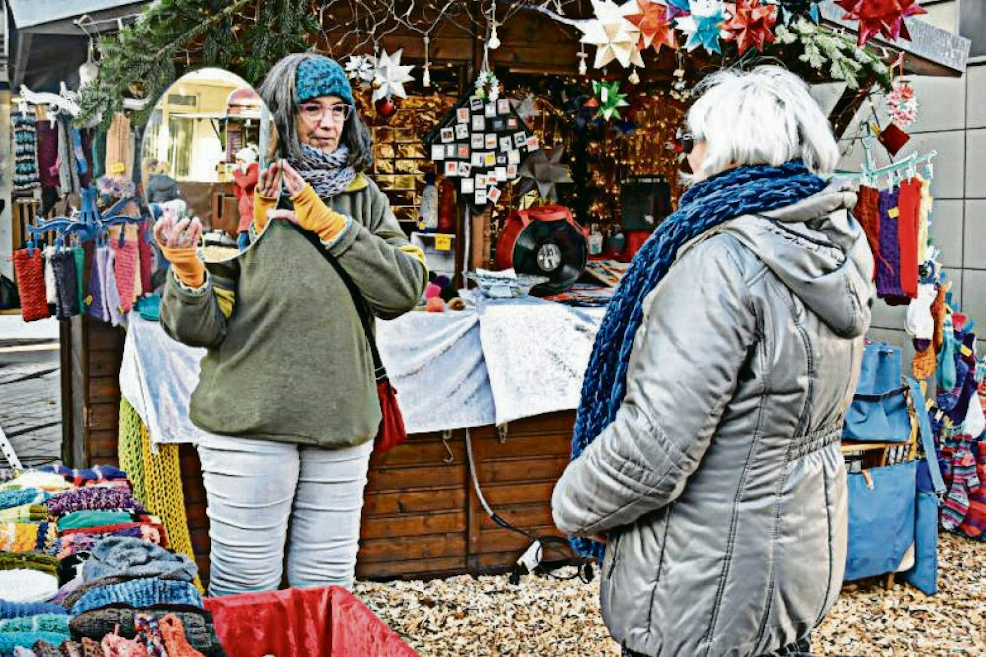 Spieglein, Spieglein: Auf dem Hennefer Weihnachtsmarkt konnten sich Besucherinnen überzeugen, wie schick der Strick aussah. 