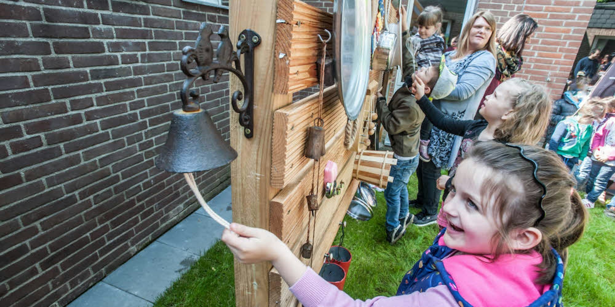 „Musik“ machen die Kinder an der Klangwand der Johanniter-Tagesstätte in Hilgen auf Glocken, Pfannen und Waschbrett.