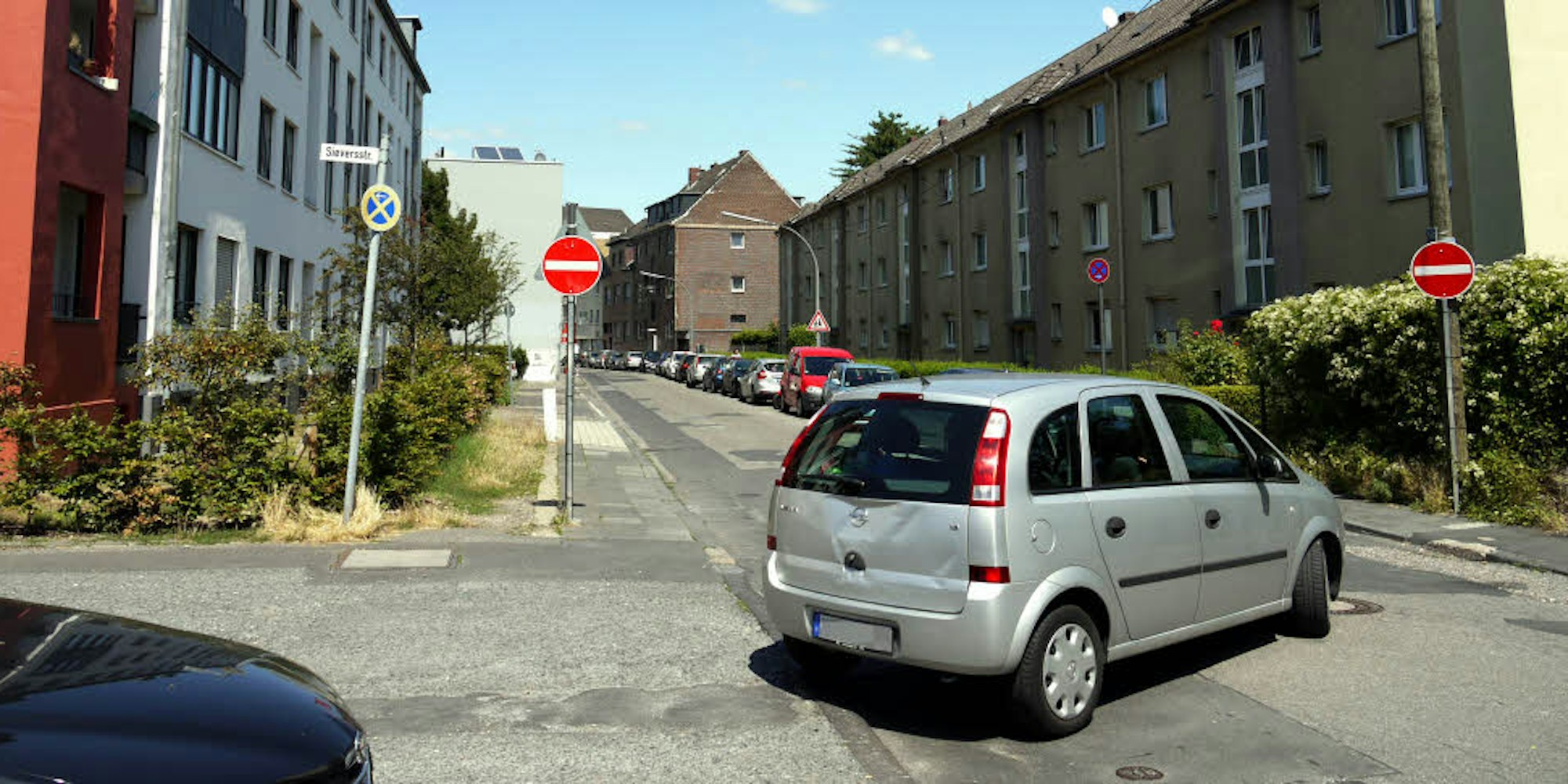 Trotz Einfahrtverbot nutzen viele Autos die Neuerburgstraße.