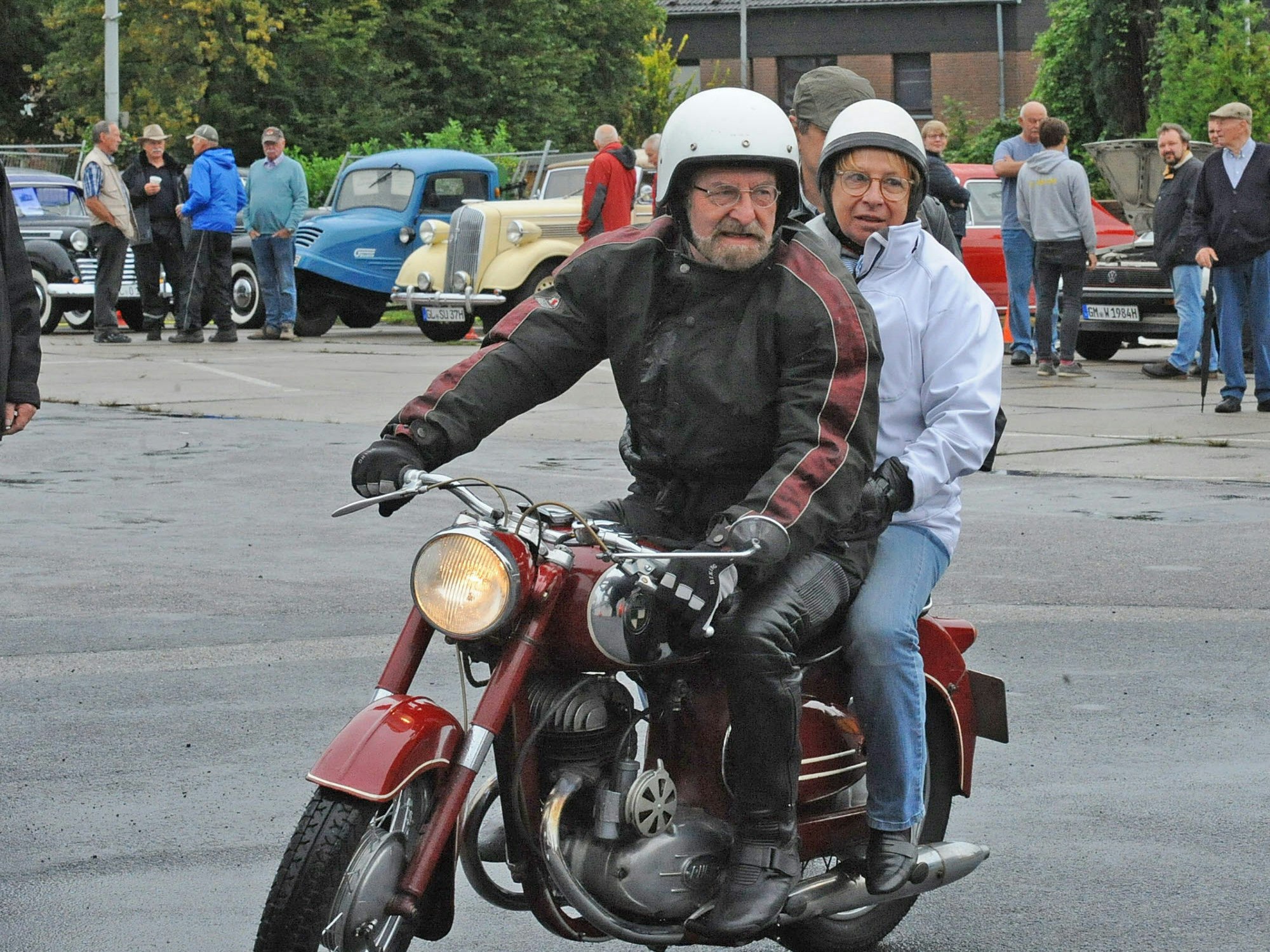 Pattscheider Eindrücke: Traktor-Fan Erwin Herforth, Besucher auf dem Motorrad – und Olaf Küster mit seinen Enkeln Jonathan und Philipp.