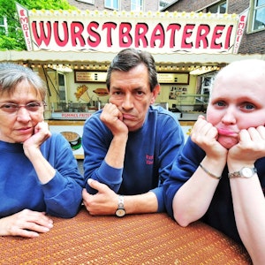 Lange Gesichter bei Eva Vosen, Ralf Jäger und Tochter Stefanie Vosen (v.l.) von der „Wurstbraterei“.