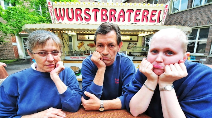 Lange Gesichter bei Eva Vosen, Ralf Jäger und Tochter Stefanie Vosen (v.l.) von der „Wurstbraterei“.