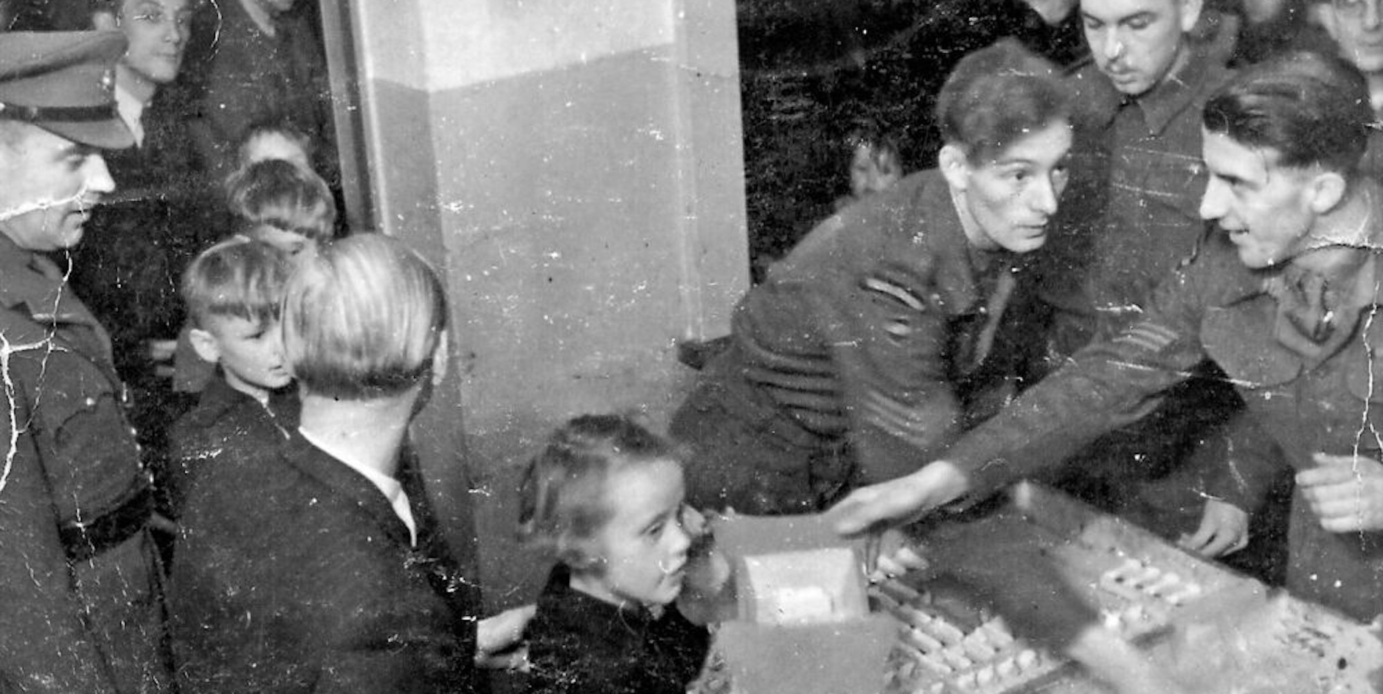 Zum Weihnachtsfest 1945 verteilen britische Soldaten Geschenke an die Kinder. Auch ein Jahr später bestimmte in Oberberg noch der Mangel das Christfest.