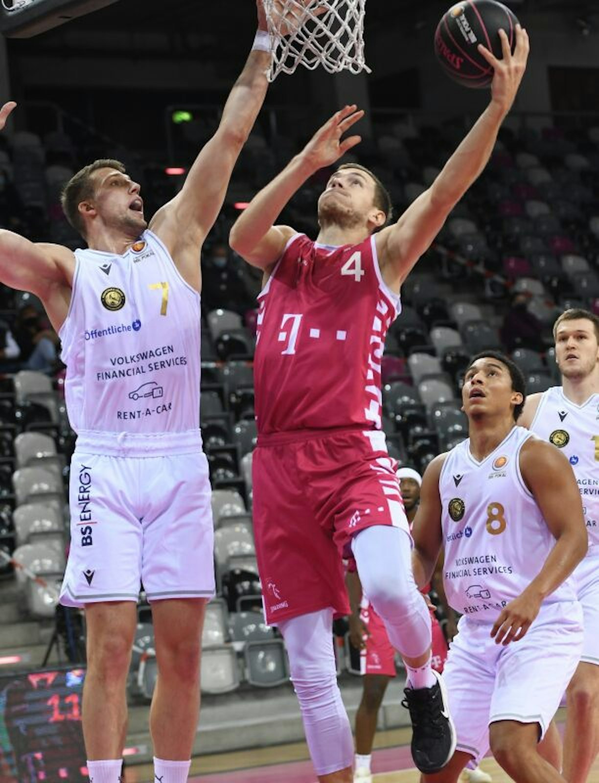 Strahinja Micovic (2. v. l.) von den Telekom Baskets Bonn peilen gegen ALBA Berlin die Teilnahme am Halbfinale an.