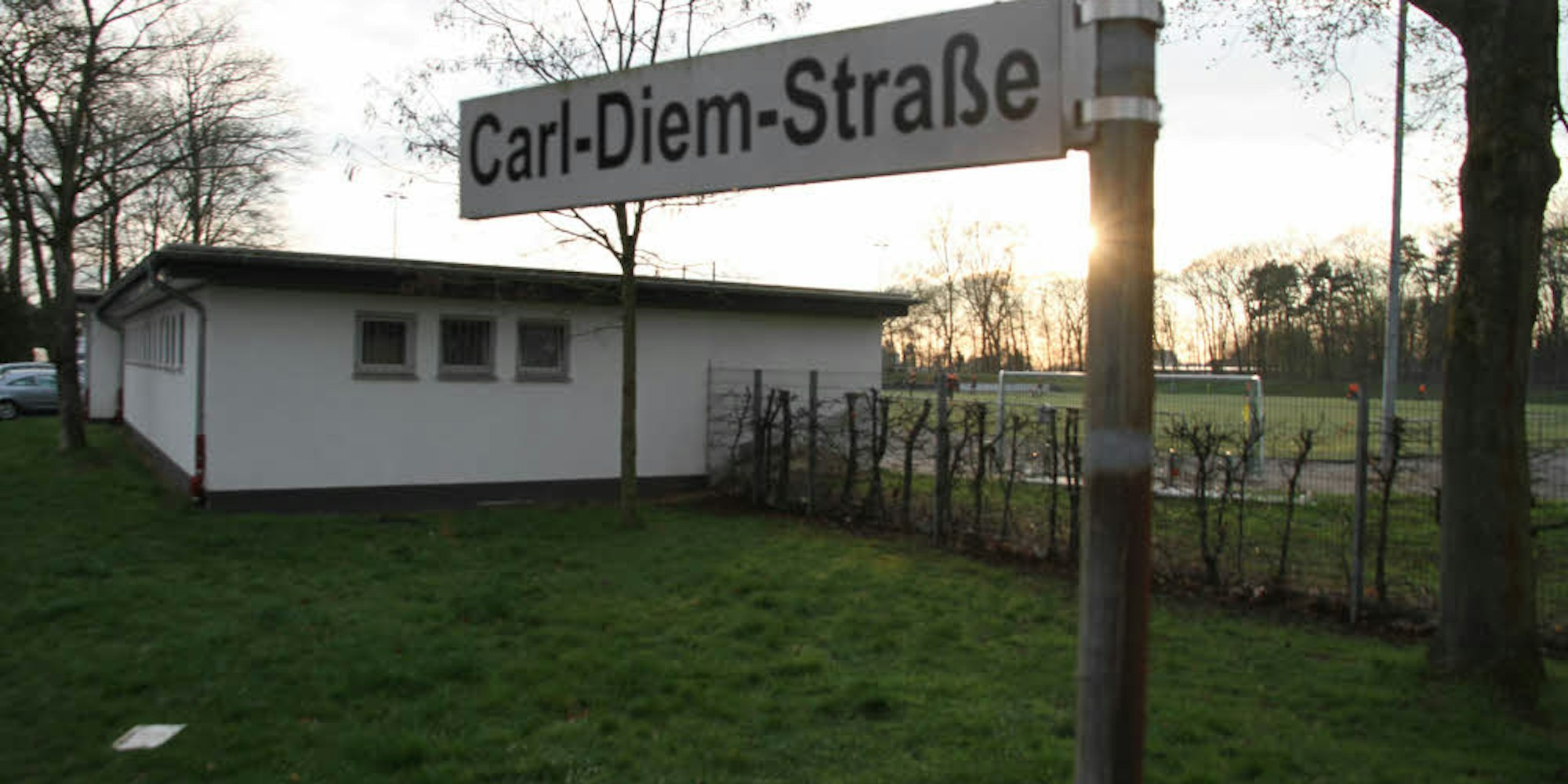 Einmal mehr ist ein Versuch gescheitert, den Namen des Nationalsozialisten Carl Diem aus dem Straßenverzeichnis der Stadt Troisdorf zu streichen, Eine deutliche Mehrheit der Anwohner hatte sich für die Beibehaltung des Namens ausgesprochen.