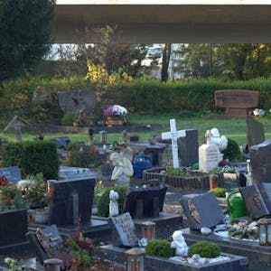 Der Verkehrslärm, der von der L 194 ausgeht, stört Beerdigungen auf dem tiefer gelegenen Friedhof enorm. Deshalb fordern die Bad Münstereifeler Lärmschutzmaßnahmen.