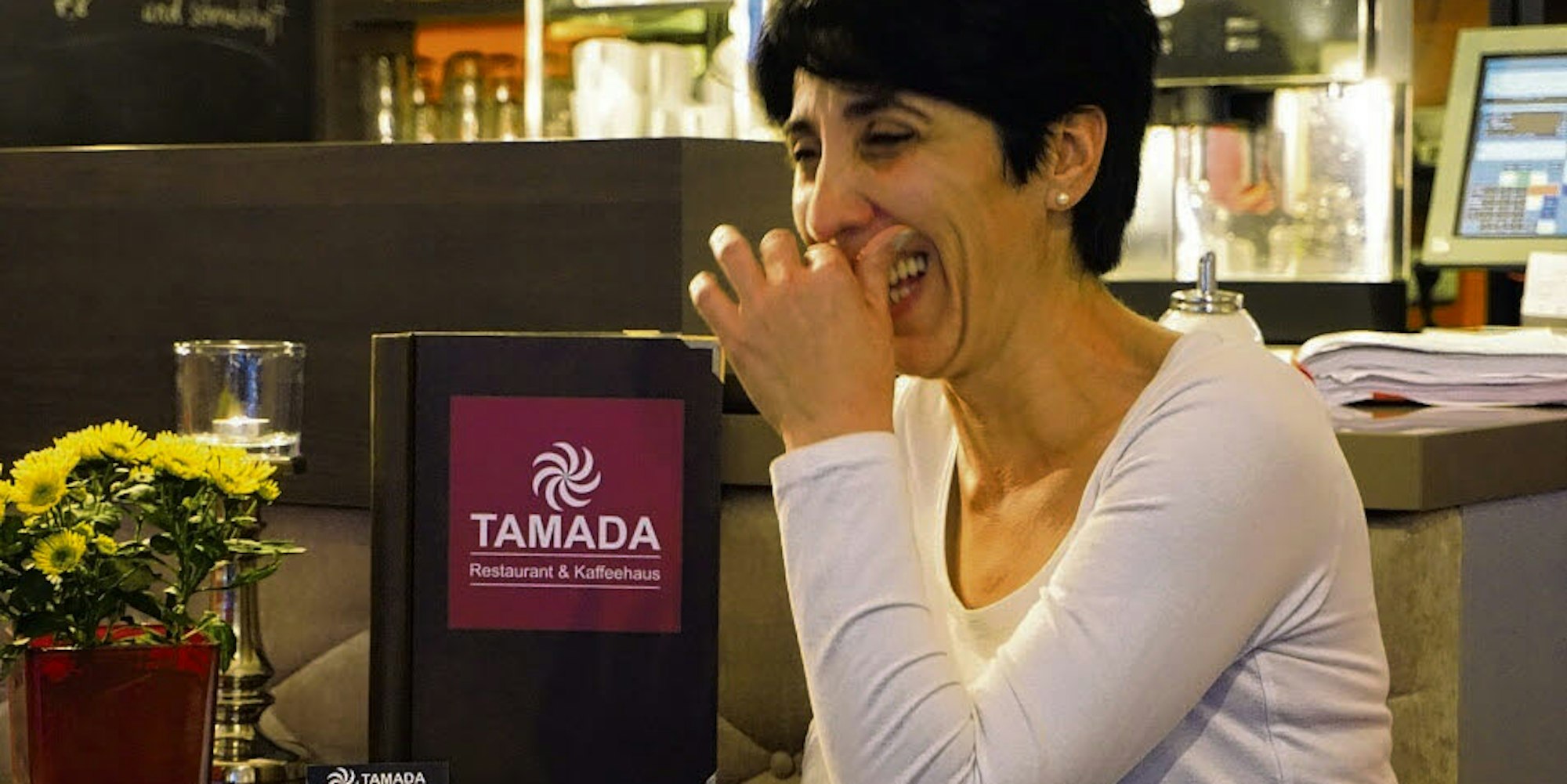 Ekatherine Serce, Inhaberin des Tamada, freut sich, dass in Köln auch georgisch gekocht wird (l.). Rote Wände, viele Spiegel: Das Tamada ist liebevoll eingerichtet.