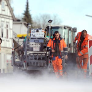 Wenn die Straßen neu gemacht werden, fallen für die Anlieger in der Regel Straßenausbaubeiträge an. Das Land NRW will die Belastung zwar mindern, doch die neuen Regeln stoßen in Gummersbach nicht nur auf Gegenliebe.