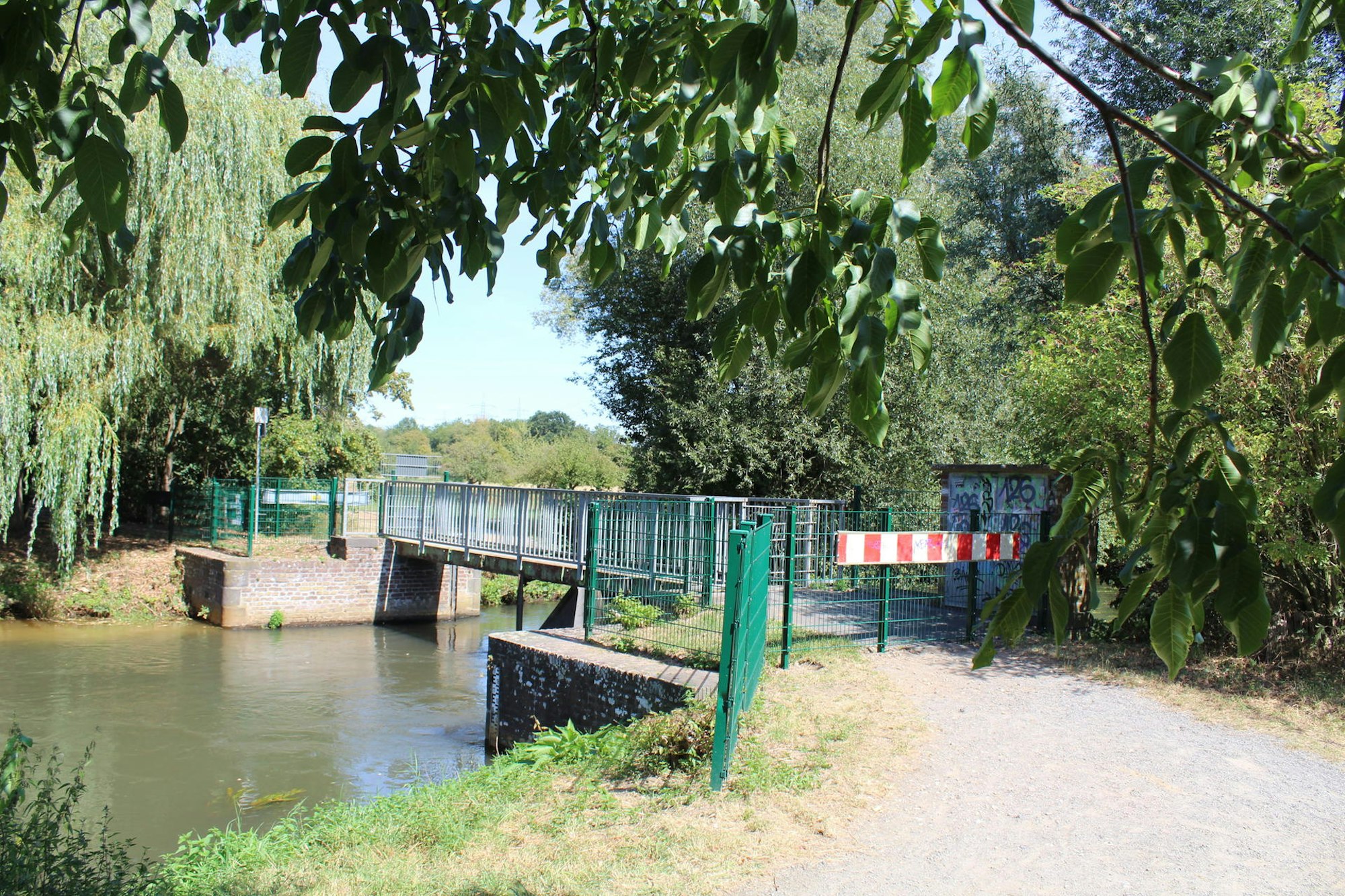 Die Alte Wehrbrücke über den Erftflutkanal bleibt noch bis Dezember gesperrt.