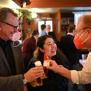 Ein Prosit auf das gute Ergebnis der SPD: Sanae Abdi (M.)  mit ihrem Vorgänger Martin Dörmann (l.) und Ex-SPD-Chef Jochen Ott.