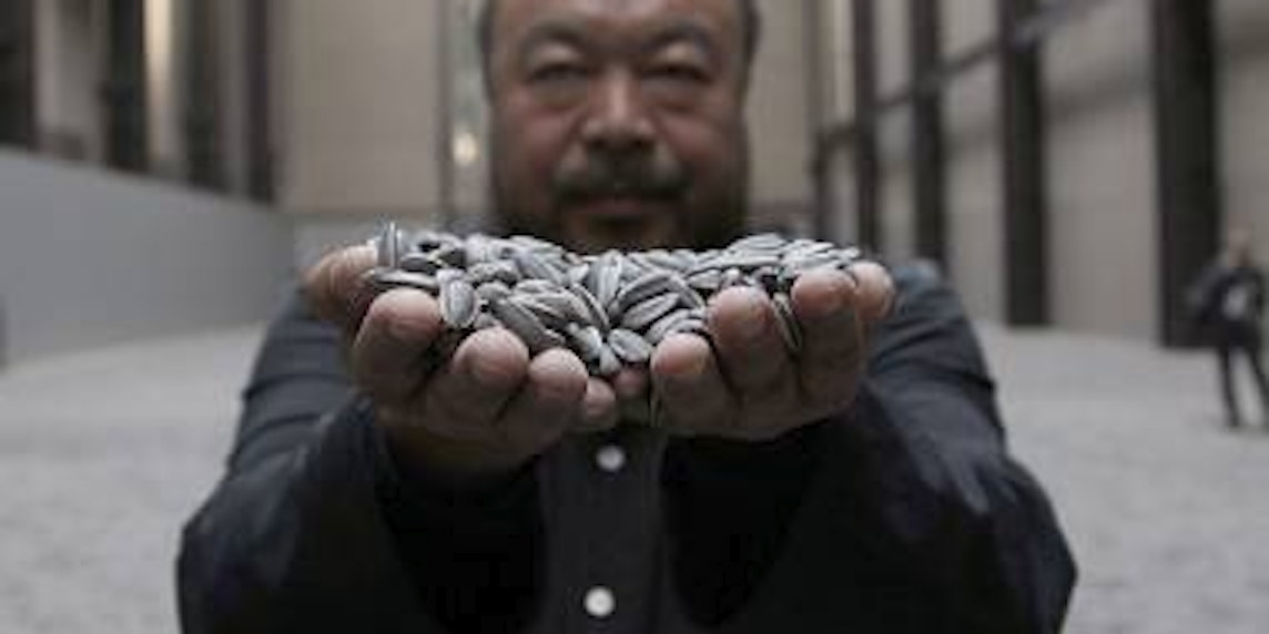 Ai Weiwei 2010 bei der Präsentation seiner Installation "Sunflower Seeds" in der Turbinenhalle der Tate Modern in London. (Bild: rtr)