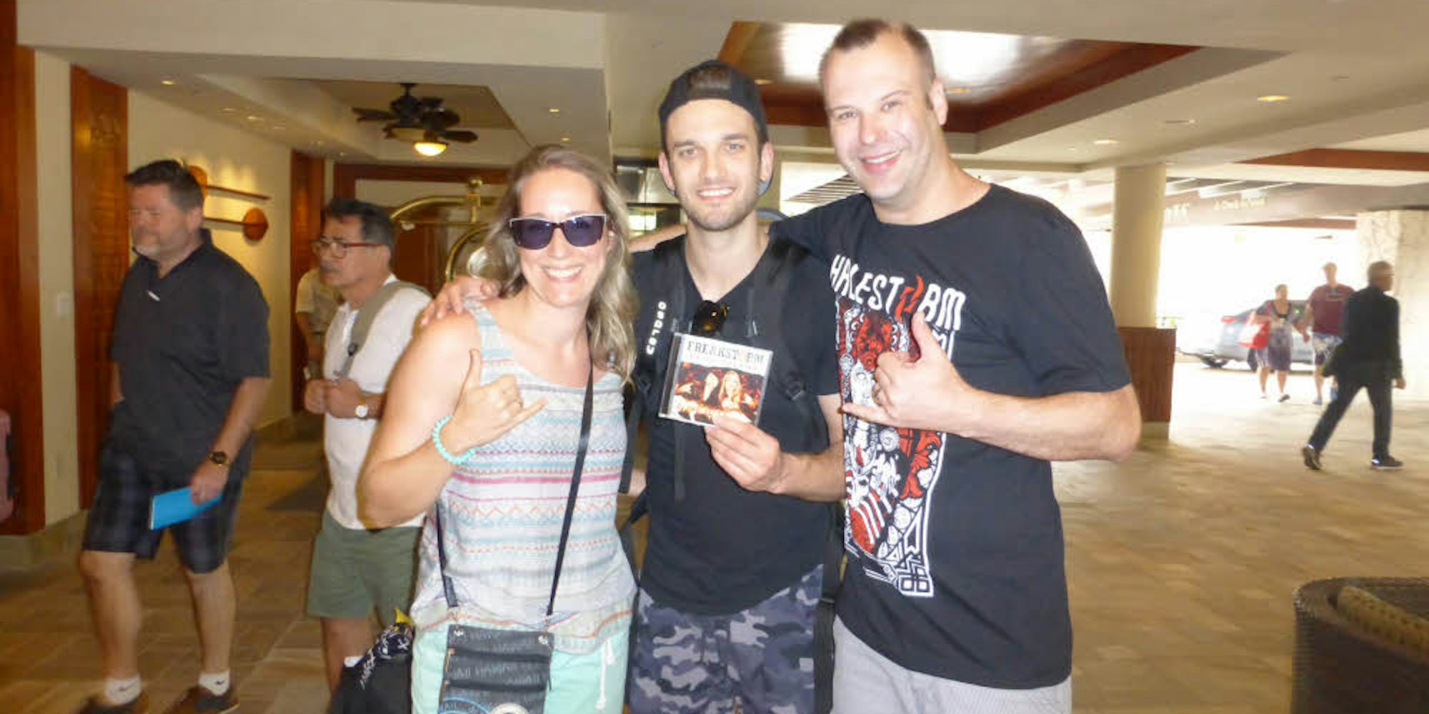 Auf Hawaii trafen Sinah Meier und Oliver Fuchs von „Freakstorm“ zufällig ihr Idol Arejay Hale (Mitte) von „Halestorm“. Die Oberberger gaben der Band eine Demo-CD von ihrem ersten selbst produzierten Lied.