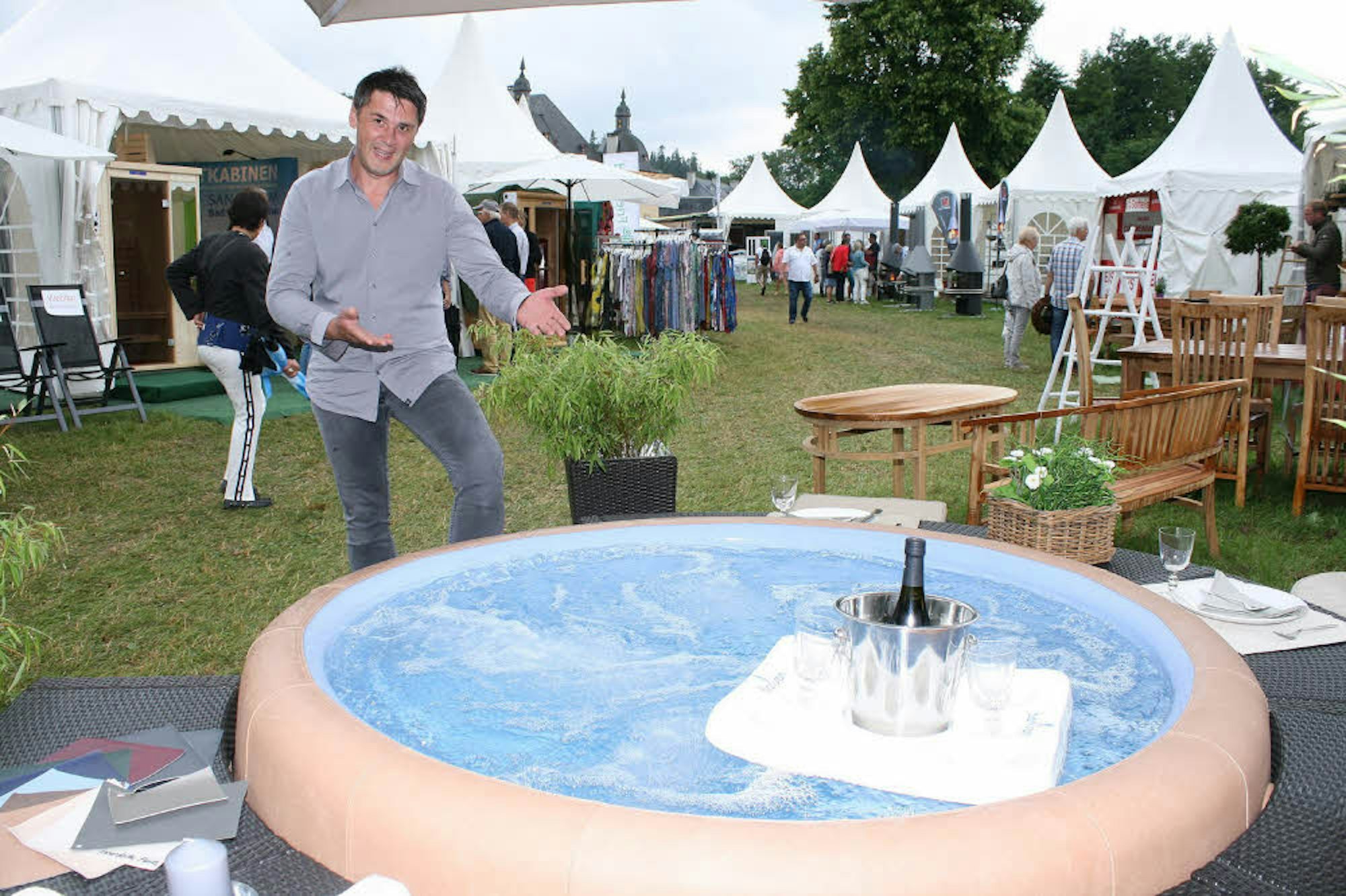 Luxus bietet Justa Diegan mit einem seiner Whirlpools für den Garten – samt Aufsetzer mit Champagnerkühler.