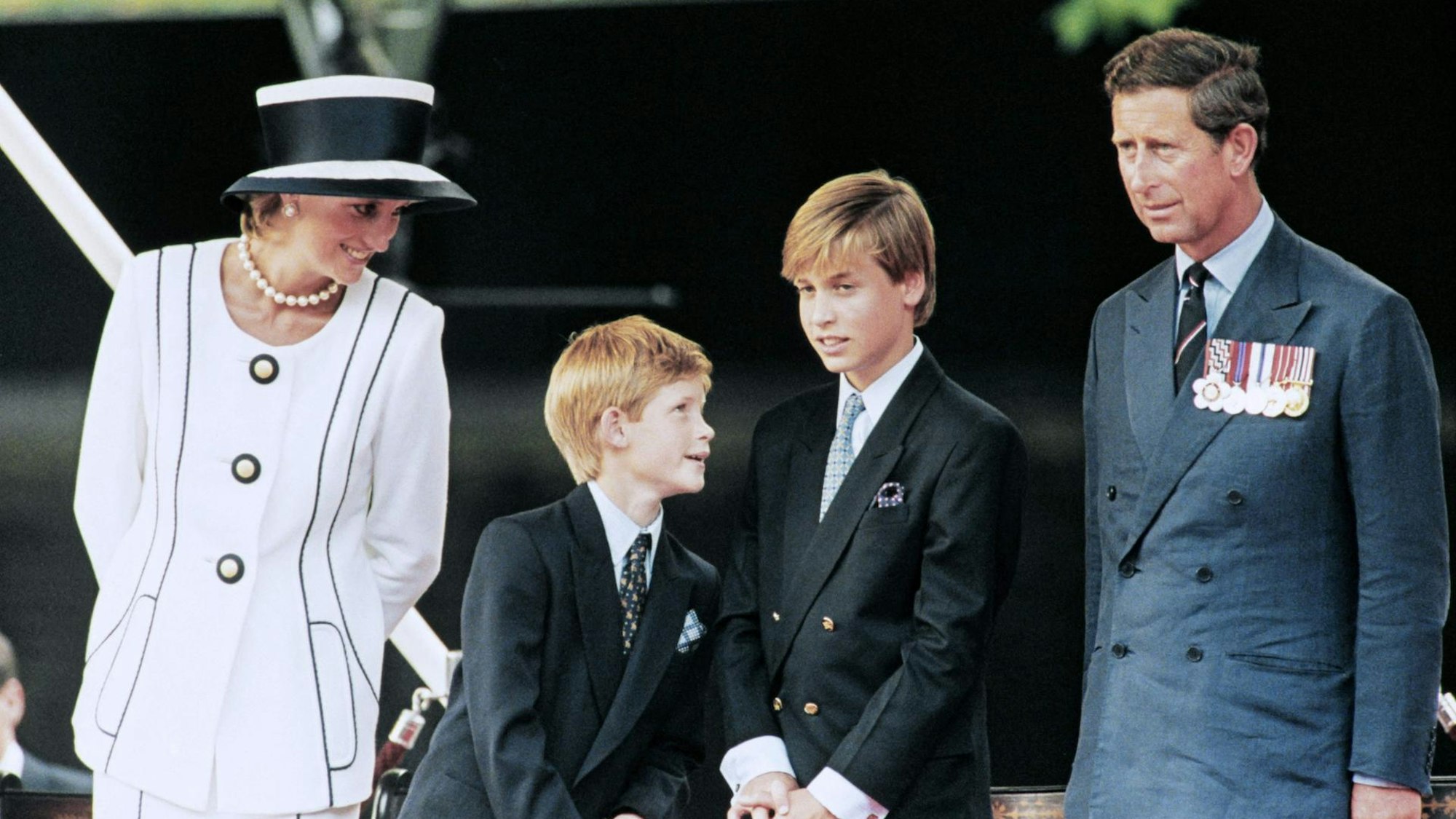 Prinzessin Diana mit William und Harry, rechts daneben Charles, heute König von Großbritannien.