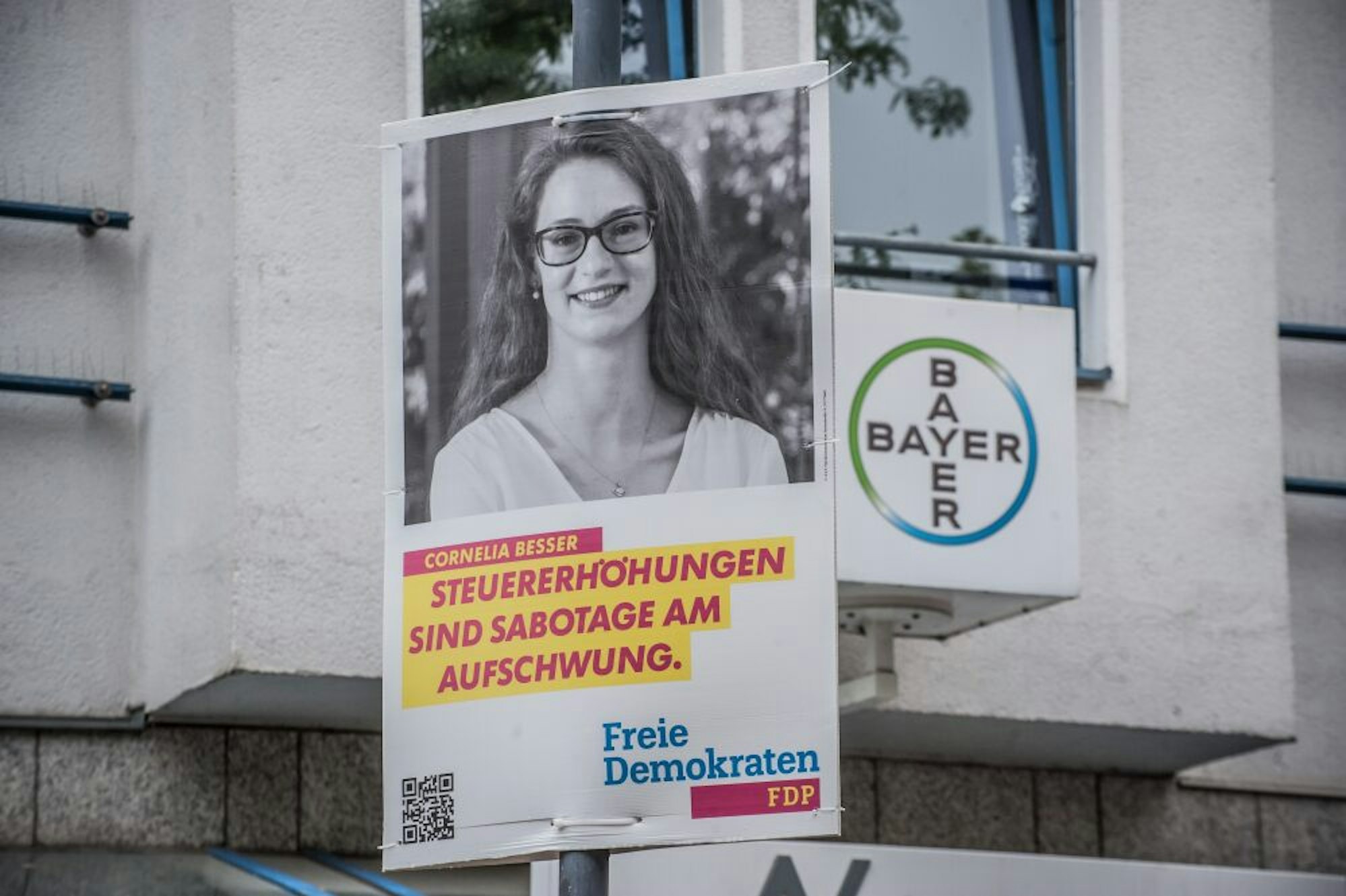 Drei Frauen und ihre Plakate: Cornelia Besser warnt vor Sabotage.