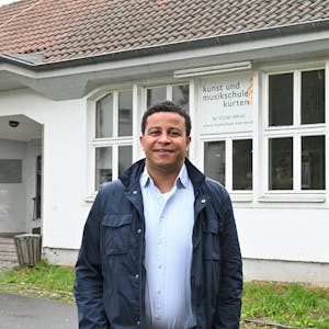 Daniel Rothert am Kursraum in der ehemaligen Volksschule in Kürten-Eichhof.