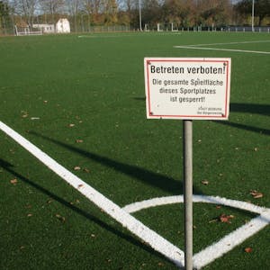 Der Kunstrasenplatz des SC Borussia Kaster-Königshoven erhält einen neuen Belag, der ganz ohne Kunststoffgranulat auskommt.