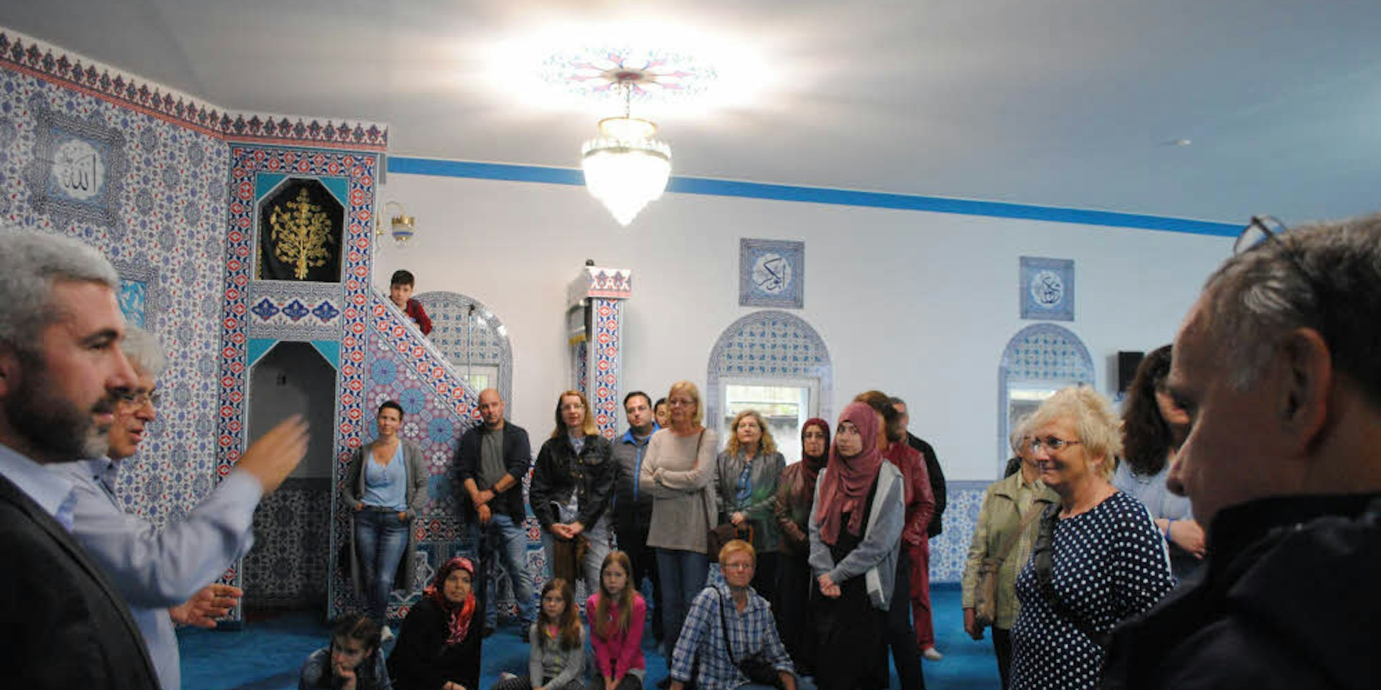 Imam Ahmet Kadioglu und Gemeindevorsitzender Irfan Saral (von links) empfingen die Besucher in der Eitorfer Ditib-Moschee.