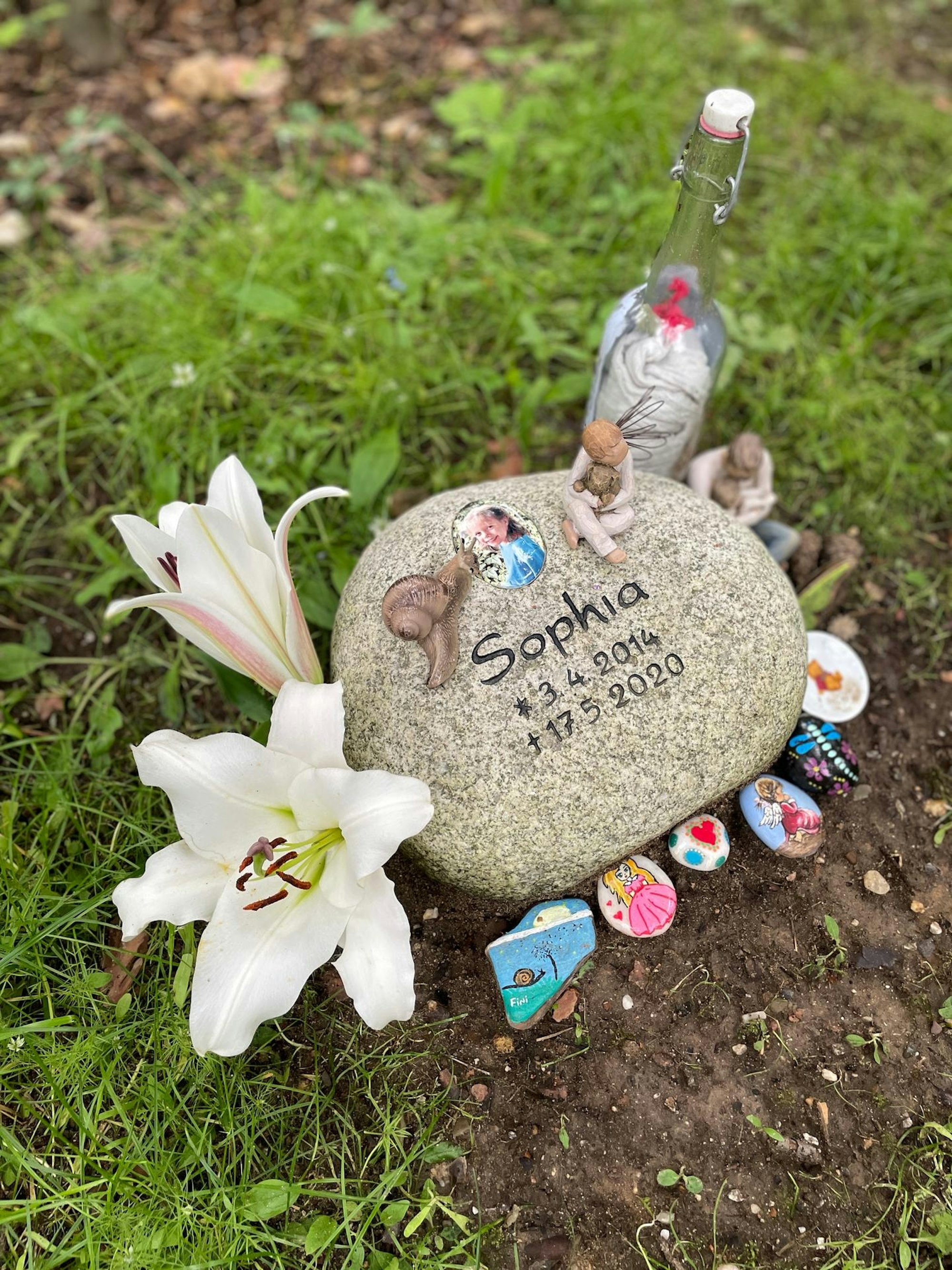 Grabstein: Sophia (6) starb nach einer Vollnarkose beim Zahnarzt
