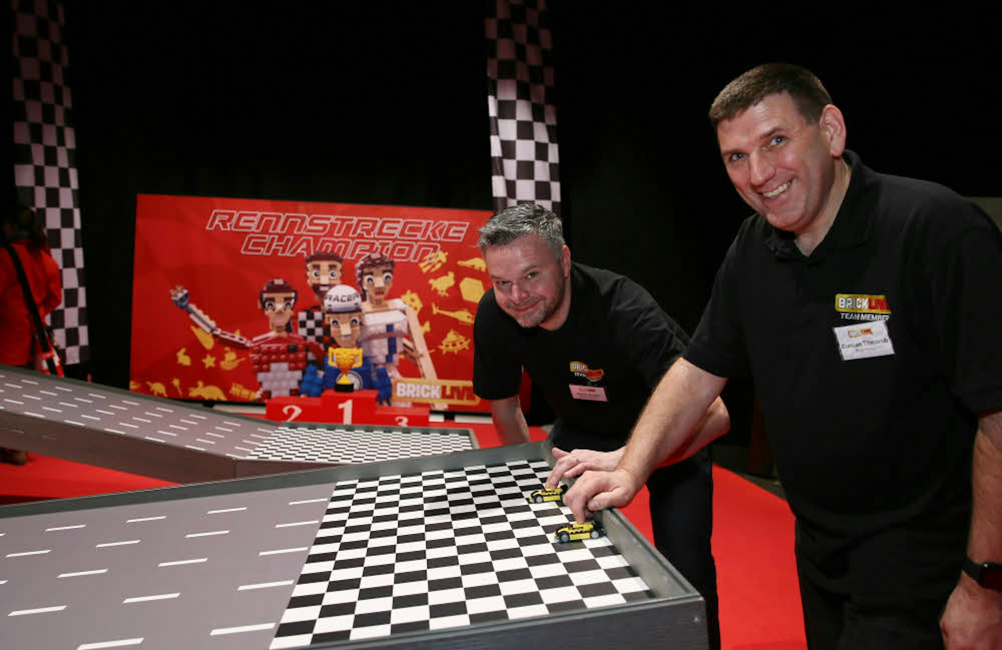 Kreativdirektor Mark Guest (l.) und Lego-Rekordhalter Duncan Titmarsh