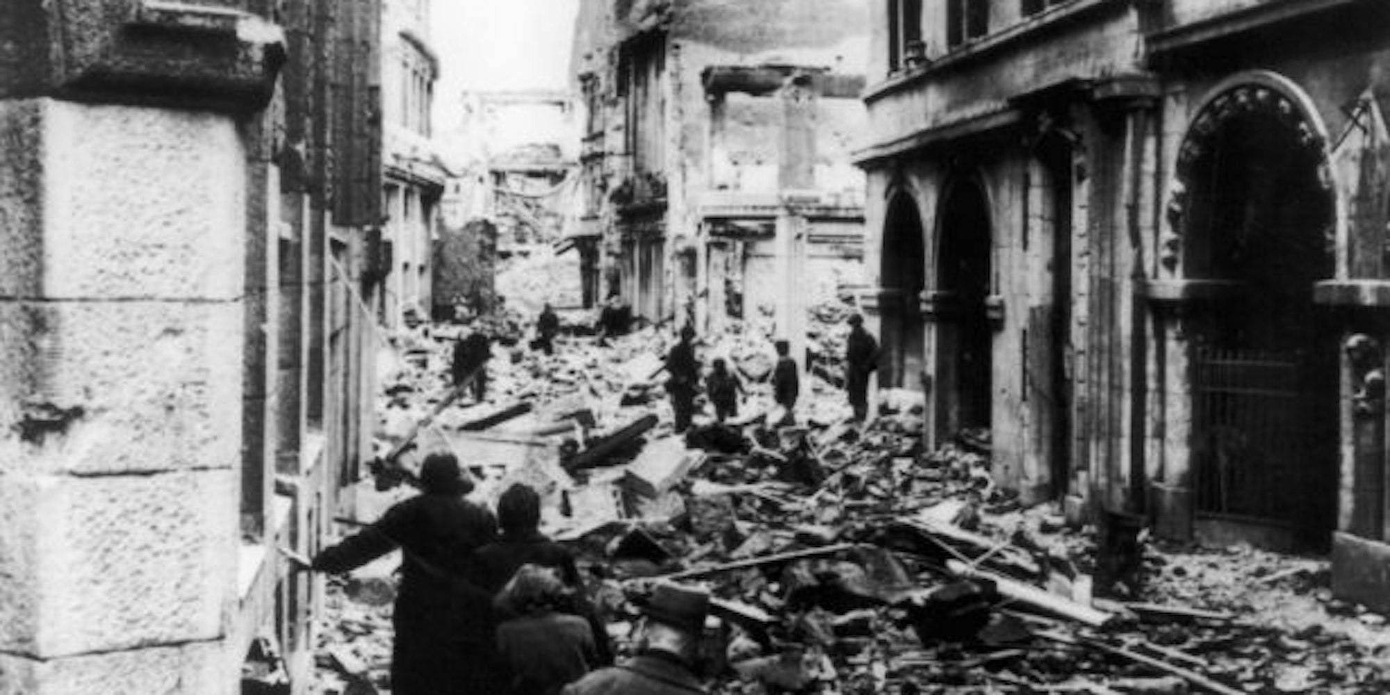 Einwohner der Stadt Köln kehren am 16. März 1945 in ihre zerstörte Stadt zurück, die von den amerikanischen Streitkräften eingenommen wurde.