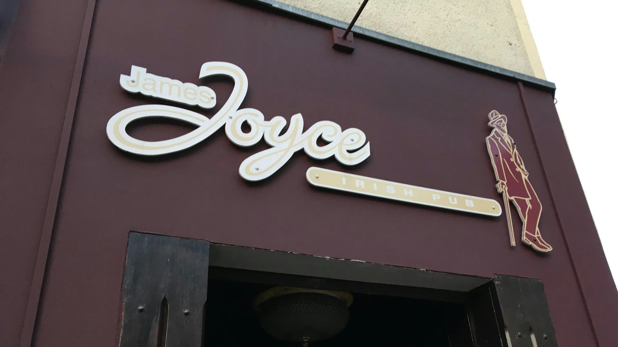 Der James Joyce Irish Pub in der Kölner Südstadt von außen