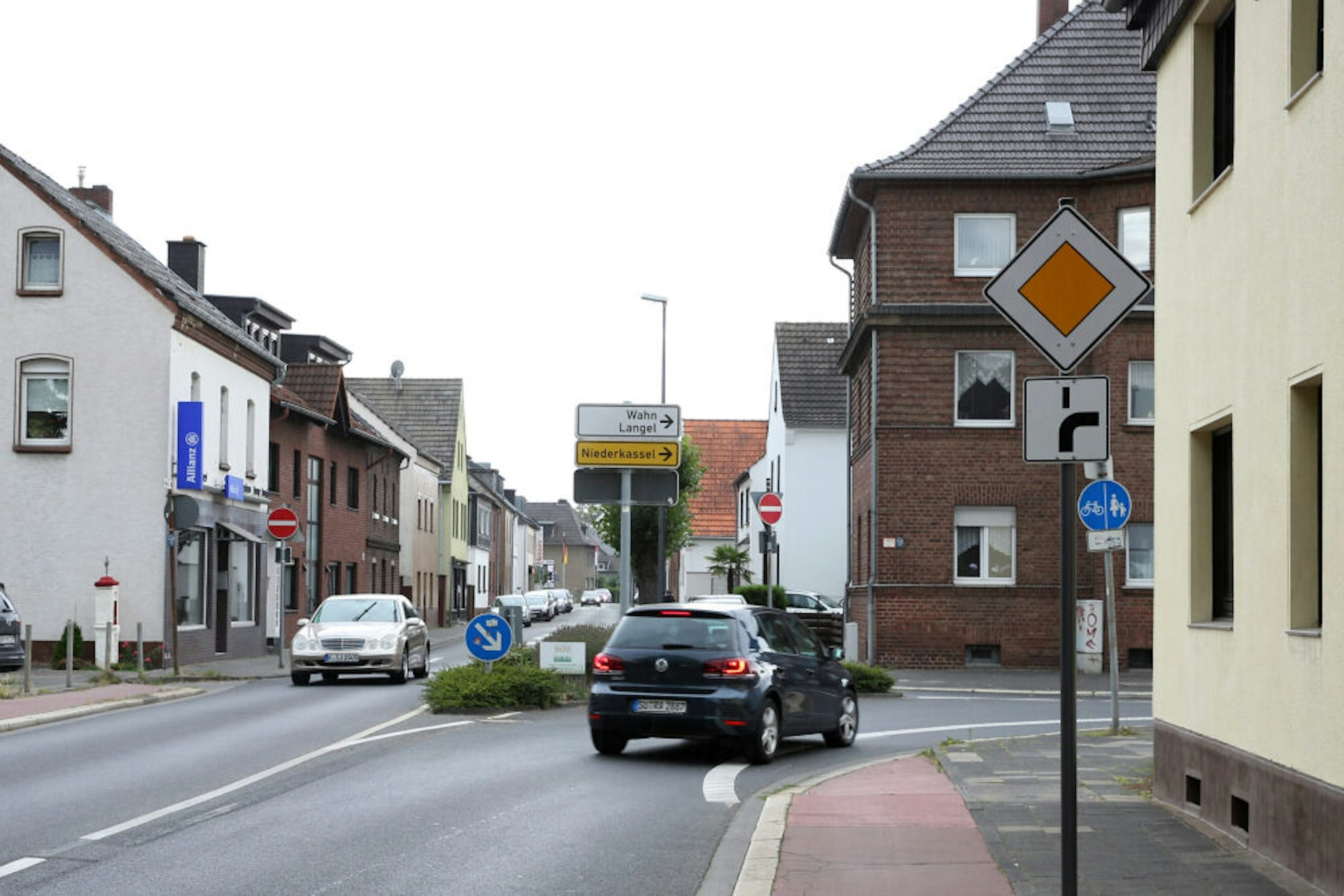 Am Ortseingang von Zündorf teilt sich die Straße in Schmittgasse und Hauptstraße. Beide sind nur jeweils in eine Richtung zu befahren.