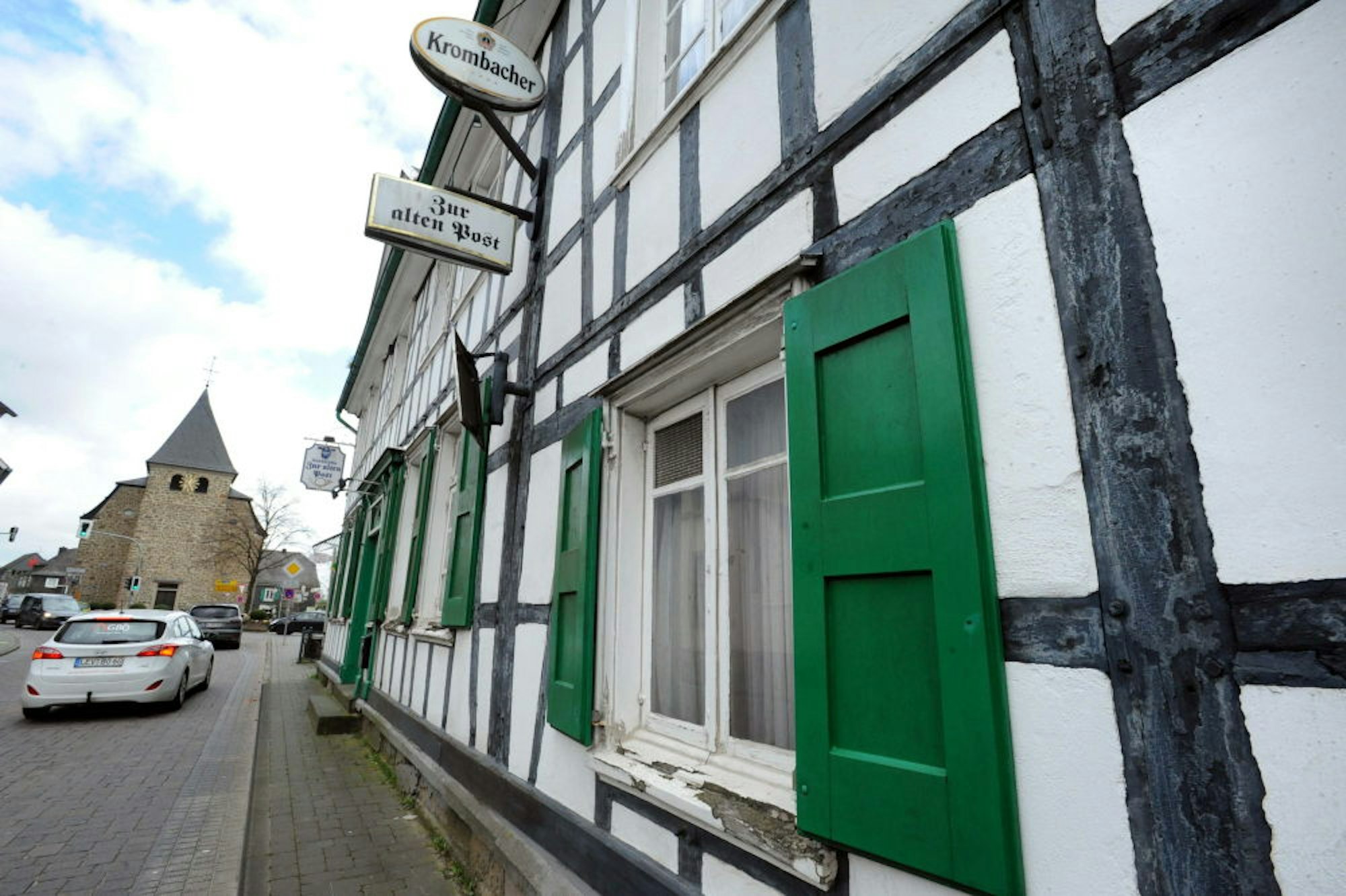 Die Brauerei-Werbung und das Wirtshaus-Schild künden noch von der Geschichte des Gebäudes in der Nähe des Marktplatzes.
