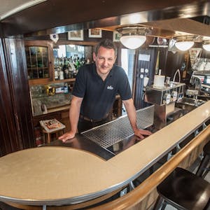 Hagen Norhausen in seinem Restaurant: Nach seiner Küchenrenovierung will er wieder öffnen – und freut sich darauf.