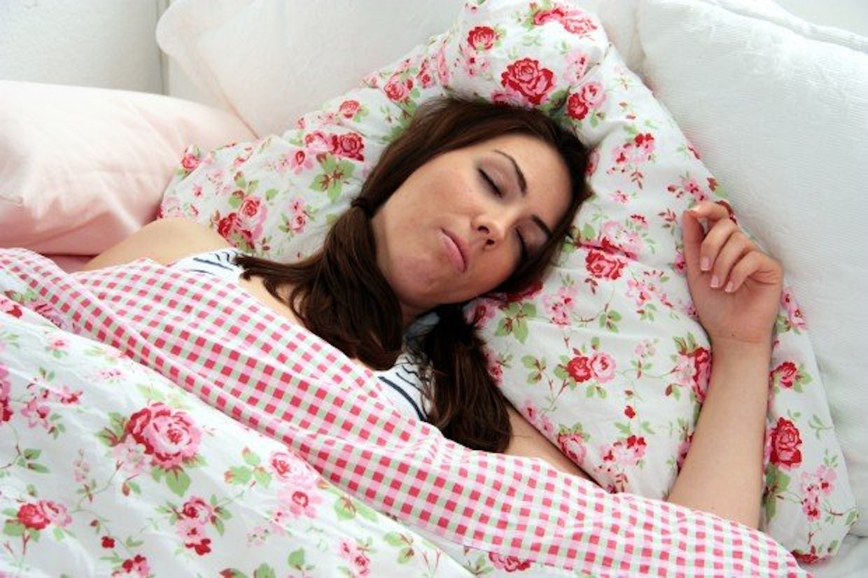 Glückliche Menschen, die ein wenig Sorgen und Stress haben, erkennt man auch an ihrem gesunden Schlaf.