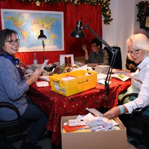 Aus aller Welt haben Wunschbriefe das Weihnachtspostamt in Engelskirchen erreicht. Christkinds Helfer haben viel zu tun.