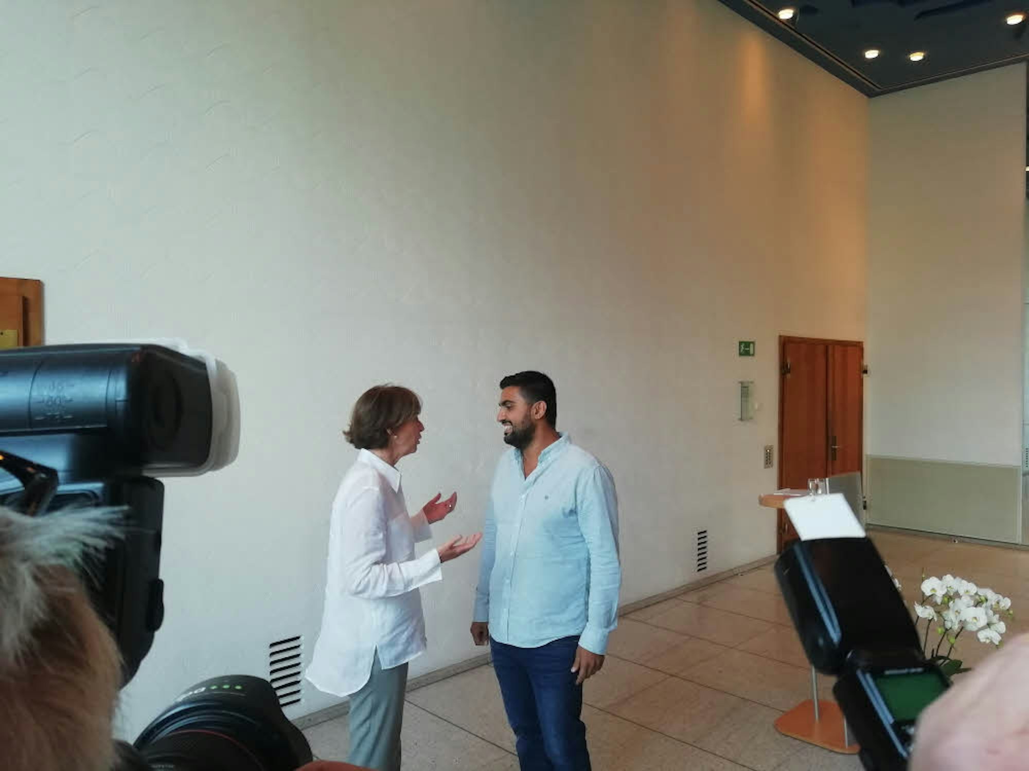 Erleichtert: Adil Demirci mit Oberbürgermeisterin Henriette Reker im Rathaus